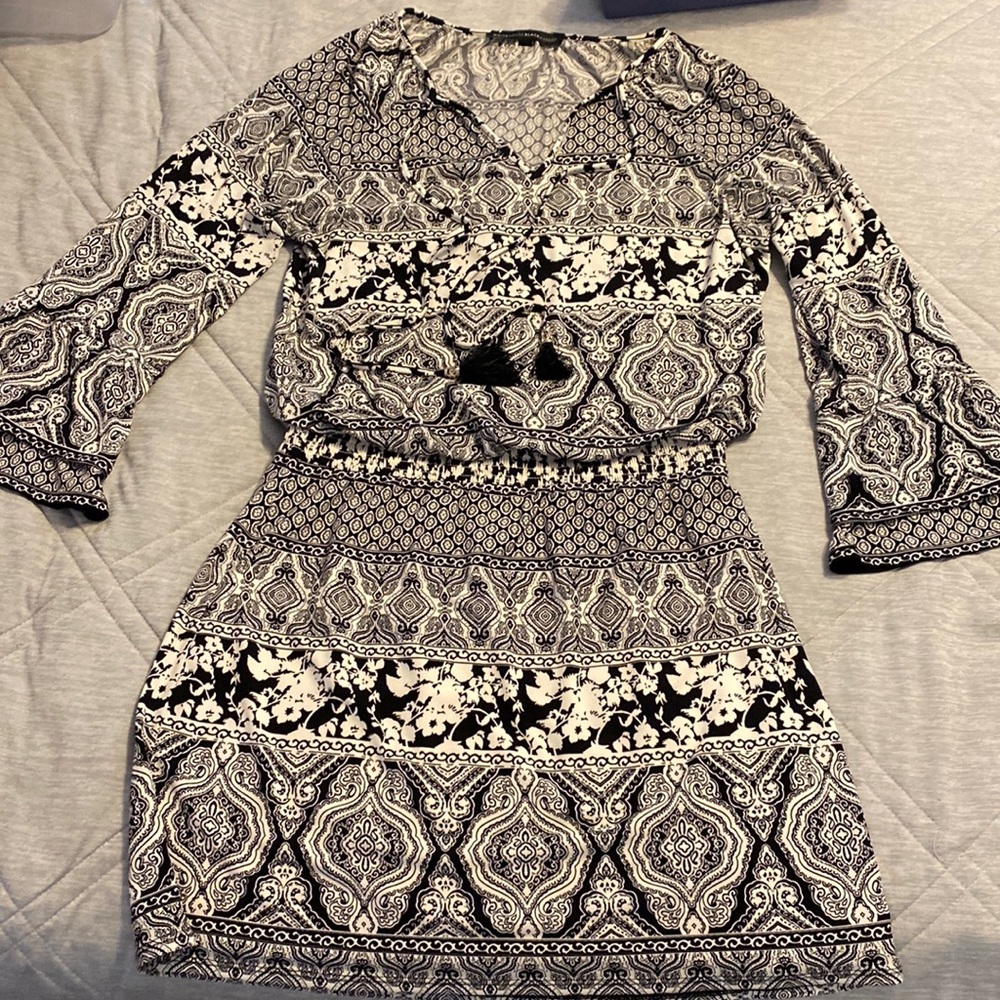 White House Black Market. Size 4. Cinch waist mini dress with flare sleeves.